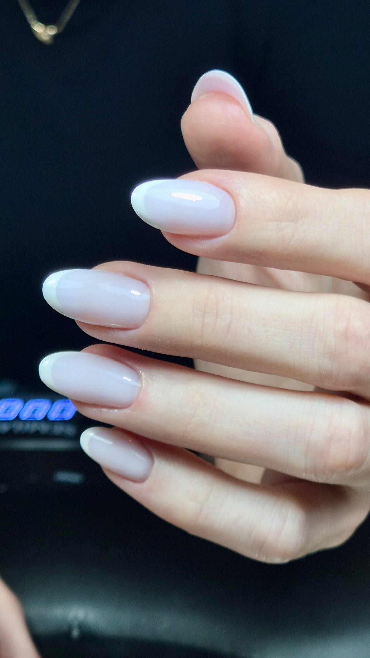 Zarte French-Maniküre in Milky-Optik, gearbeitet im Kamala Studio Wien