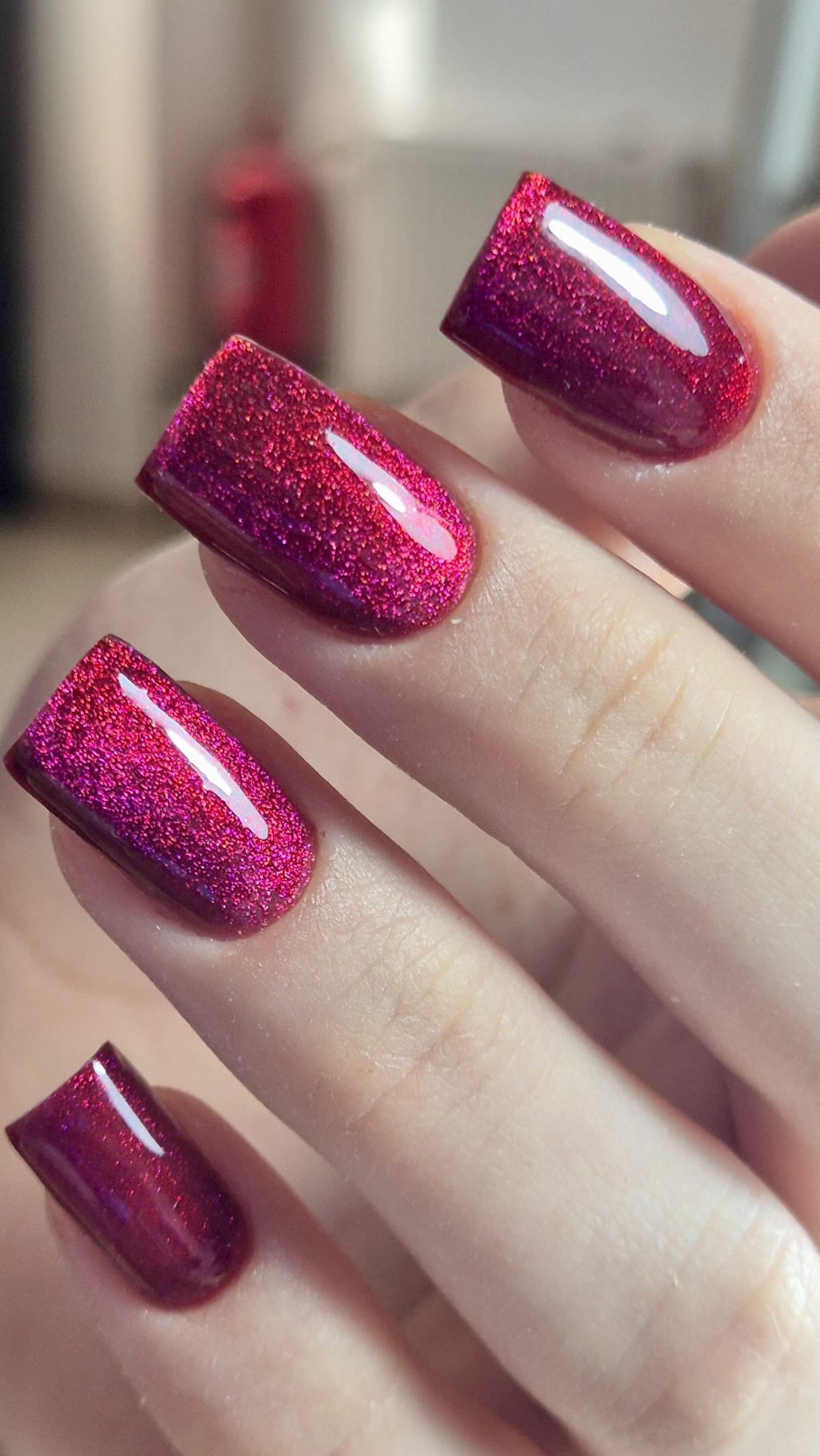 Schimmernde Cat-Eye-Maniküre in tiefem Magenta