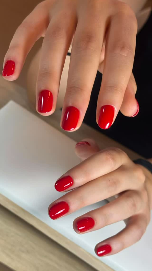 Klassisches Rot in Shellac, zeitlos und glänzend
