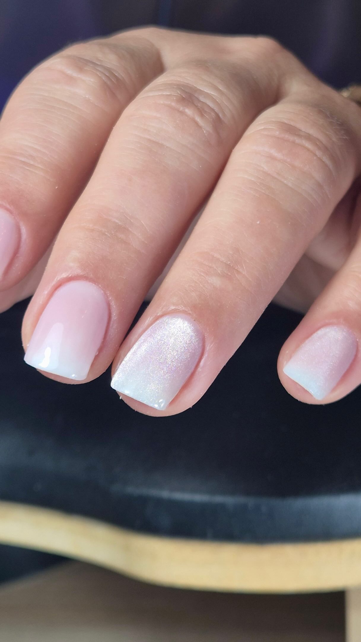 Milky-Ombré-Maniküre in Rosa und Weiß mit zartem Schimmer