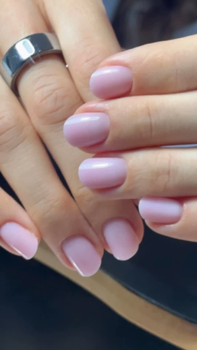 Sanfte rosa Maniküre, dezent und feminin