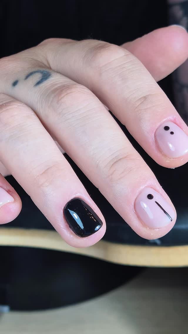 Minimalistisches Nageldesign in Schwarz und Nude mit feinen Akzenten