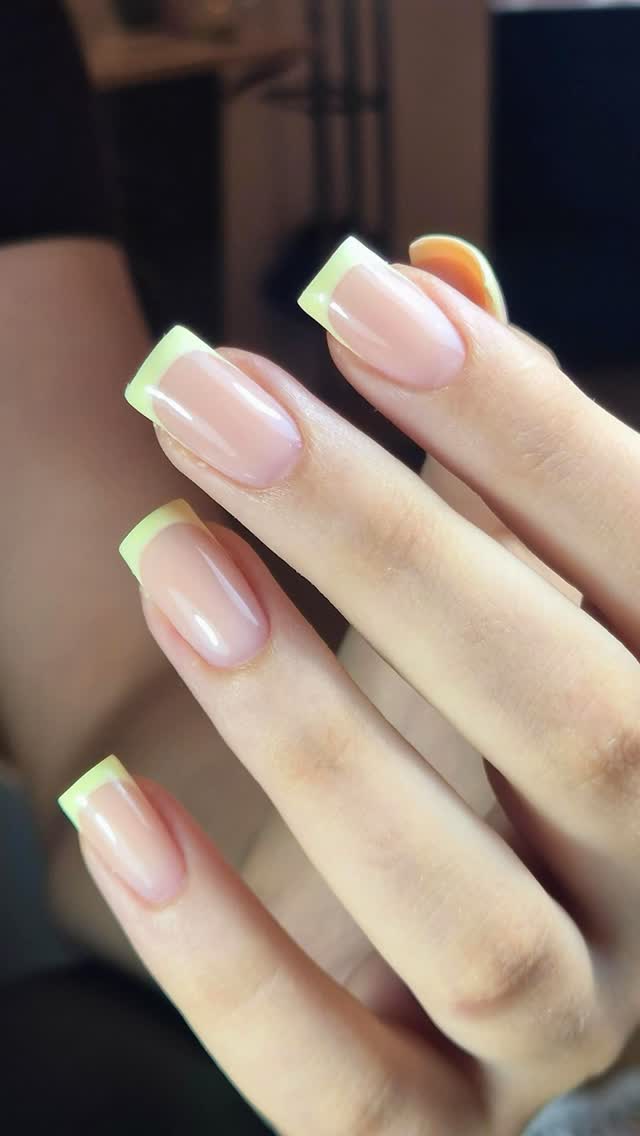 Lemon-French-Maniküre, frisch und sommerlich